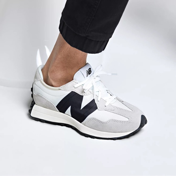 Big Kid New Balance 327 - size 5 (women’s 7) - Picture 2 of 8